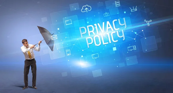 サイバー攻撃やプライバシーポリシーの碑文から傘で守るビジネスマン オンラインセキュリティの概念 — ストック写真