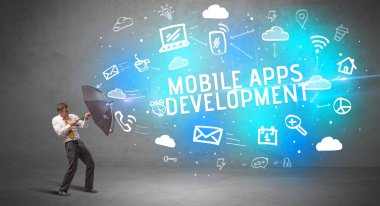 MOBILE Uygulamalarından şemsiyeyle savunma yapan işadamı DEVELOPMENT yazıtları, modern teknoloji kavramı