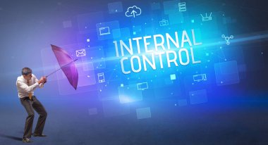 Siber saldırı ve InterTERNAL Kontrol yazıtları ve çevrimiçi güvenlik konseptiyle savunma yapan bir iş adamı.