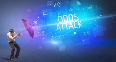 Siber saldırı ve DDOS ATTACK yazıtları, çevrimiçi güvenlik kavramı ile savunma yapan bir işadamı.