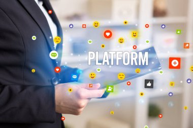 Sosyal medya simgeleri ve PLATFORM yazılarıyla multimedya oynayan işadamlarının kapatılması