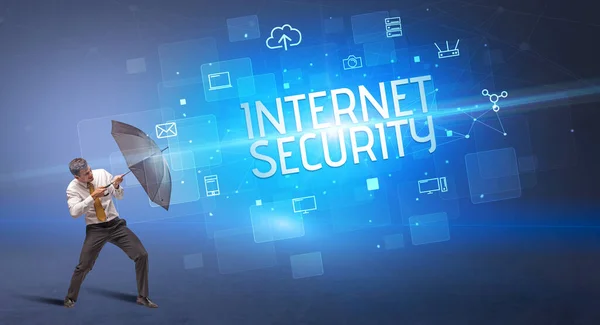 Бизнесмен Защищает Зонтиком Кибератаки Internet Security Надпись Концепция Онлайн Безопасности — стоковое фото