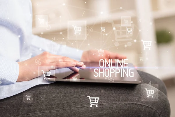 Νέος Κάνει Μια Αγορά Μέσω Online Εφαρμογή Αγορών Online Shopping — Φωτογραφία Αρχείου