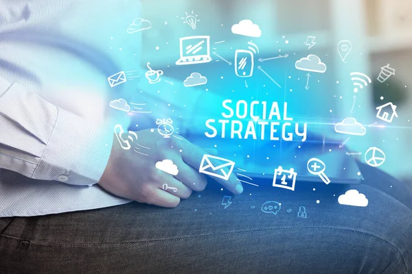 Közelkép Egy Személyről Aki Közösségi Hálózatot Használ Szociális Stratégia Felirattal — Stock Fotó