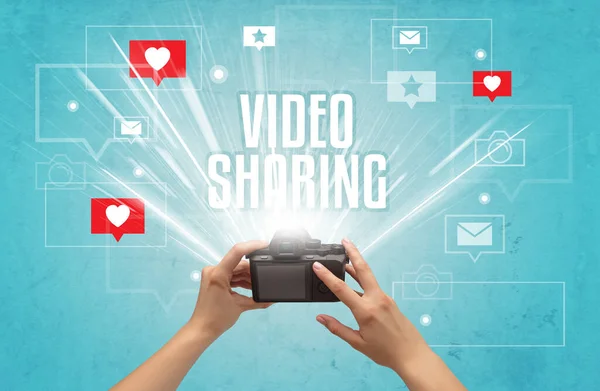 Zbliżenie Ręki Robienia Zdjęć Napisem Video Sharing Koncepcja Social Media — Zdjęcie stockowe
