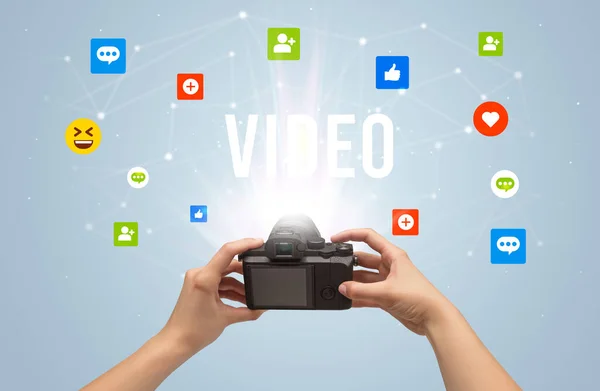 使用相机捕捉带有Video文字 社交媒体内容概念的社交媒体内容 — 图库照片