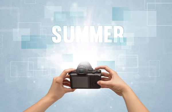 Detailní Záběr Ruky Držící Digitální Fotoaparát Nápisem Summer Koncept Cestování — Stock fotografie
