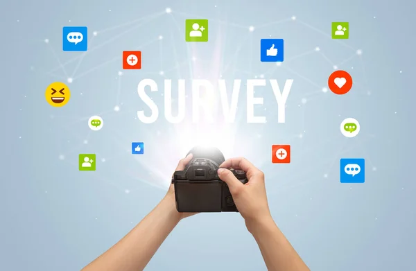 Använda Kamera För Att Fånga Innehåll Sociala Medier Med Survey — Stockfoto
