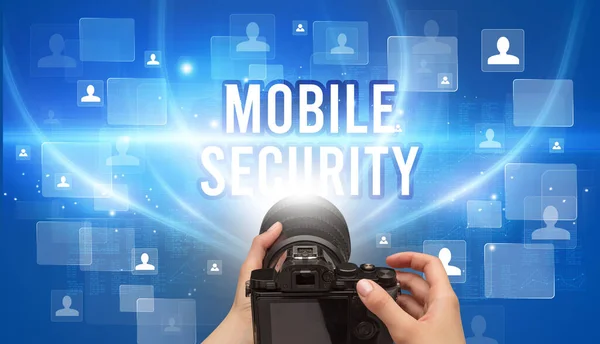 Zbliżenie Ręcznej Kamery Napisem Mobile Security Koncepcja Nadzoru Wideo — Zdjęcie stockowe