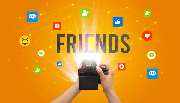 Camera Gebruiken Social Media Content Vast Leggen Met Friends Inscriptie — Stockfoto