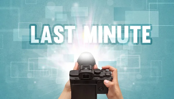 Detailní Záběr Ruky Držící Digitální Fotoaparát Nápisem Last Minute Koncept — Stock fotografie