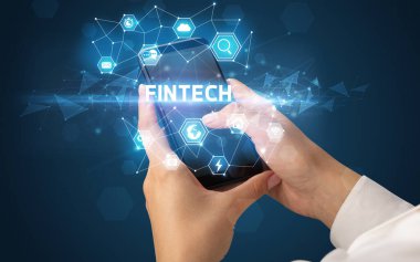 Fintech yazıtlı kadın el tutan akıllı telefon, modern teknoloji konsepti