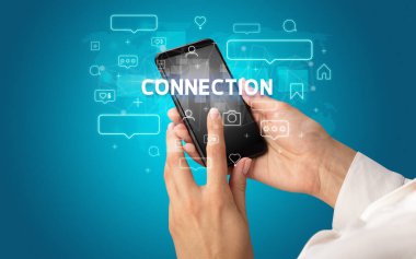 Bağlantı yazımı ile akıllı telefonda kadın el yazma, sosyal medya kavramı