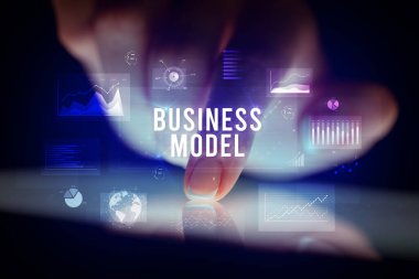 Grafikler ve İş Modeli yazıt, iş konsepti ile parmak dokunma tablet