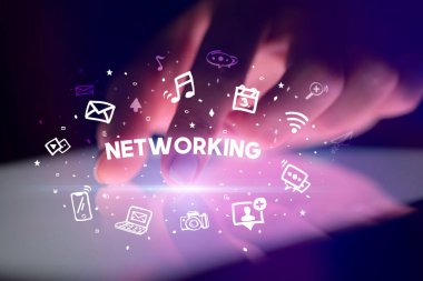 Çizilmiş sosyal medya simgeleri ve NETworking yazıtları, sosyal ağ konsepti ile parmak temas tableti