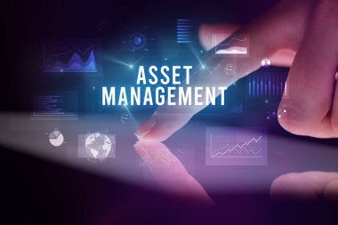Tablete çizelgeler ve ASSET MANAGEMENT yazıtları ile dokunmak, iş konsepti