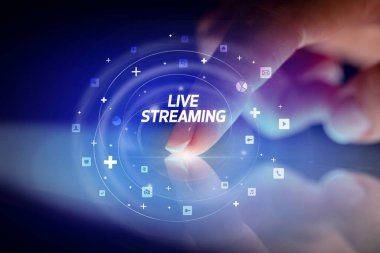 Sosyal medya simgeleri ve Canlı Akış ile parmak dokunma tablet