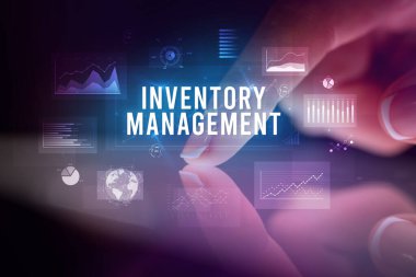 Grafikler ve Envanter Yönetimi yazıt, iş kavramı ile parmak dokunma tablet