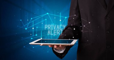 Tablet üzerinde çalışan genç iş adamı dijital işareti gösteriyor: ÖZEL ALERT