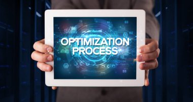 Tablet üzerinde çalışan genç iş adamı ve yazıyı gösteriyor: Optimizasyon Süreci, iş konsepti
