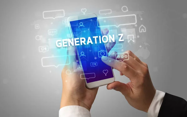 世代Zの碑文 ソーシャルメディアの概念をスマートフォンで入力女性の手 — ストック写真