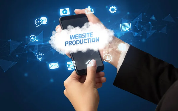 Ženská Ruka Držící Smartphone Nápisem Website Production Koncept Cloudové Technologie — Stock fotografie