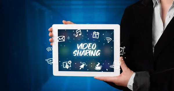 Nuori Liikemies Työskentelee Tabletin Näyttää Merkintä Video Sharing — kuvapankkivalokuva