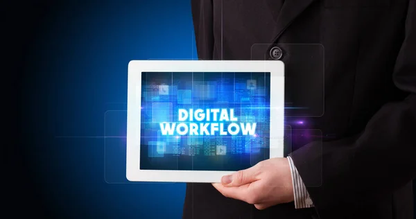 Junger Geschäftsmann Arbeitet Tablet Und Zeigt Die Aufschrift Digital Workflow — Stockfoto