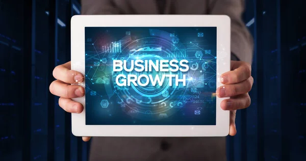 Молода Ділова Людина Працює Планшеті Показує Напис Business Growth Бізнес — стокове фото