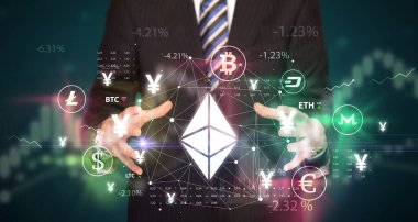 İş adamı ethereum sembolü ve yatırım konseptini elinde tutuyor