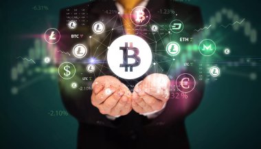 Bitcoin sembolü ve yatırım konseptini elinde tutan iş adamı