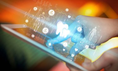 Diş simgeleri, modern sağlık hizmetleri konsepti ile dokunmatik ekranın yakın plan görüntüsü