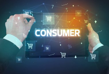 CONSUMER yazıtları ve online alışveriş konseptiyle el ele tutuşma tabletinin yakın çekimi