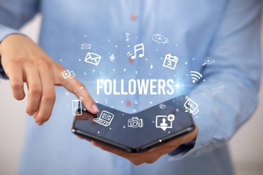 İş adamı elinde katlanabilir bir akıllı telefon tutuyor. Yazı, sosyal medya kavramı...