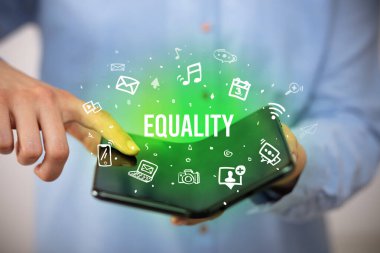 Katlanabilir akıllı telefonu elinde tutan bir iş adamı. Eşitlik yazısı, sosyal medya konsepti.