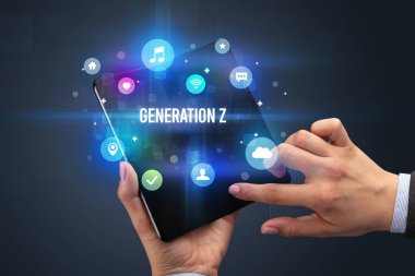 Katlanabilir bir akıllı telefonu olan işadamı Z GENERATION yazıtlı, sosyal medya kavramına sahip