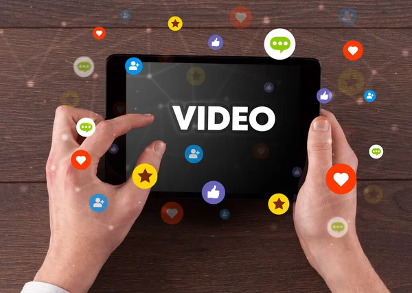 Close Van Een Touchscreen Met Video Inscriptie Social Networking Concept — Stockfoto