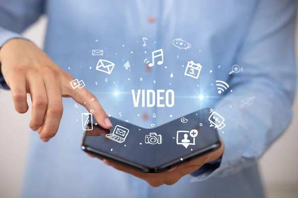 Geschäftsmann Mit Faltbarem Smartphone Mit Video Aufschrift Social Media Konzept — Stockfoto