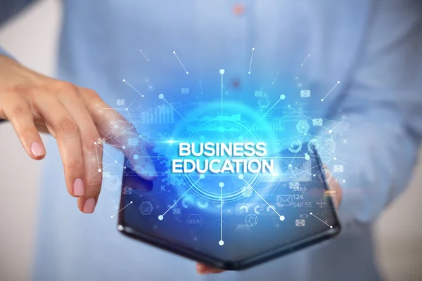 Επιχειρηματίας Κρατώντας Ένα Αναδιπλούμενο Smartphone Επιγραφή Business Education Νέα Επιχειρηματική — Φωτογραφία Αρχείου