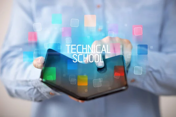 Jongeman Met Een Opvouwbare Smartphone Met Technische School Inscriptie Educatief — Stockfoto