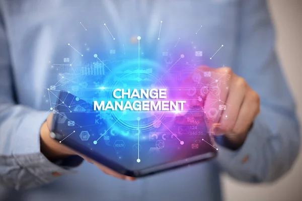 Affärsman Som Har Vikbar Smartphone Med Change Management Inskription Affärsidé — Stockfoto