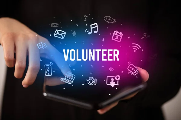 Gönüllü Yazıtlı Sosyal Medya Kavramına Sahip Katlanabilir Bir Akıllı Telefon — Stok fotoğraf