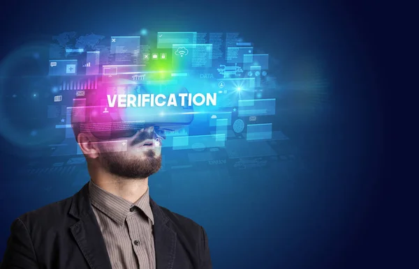 Üzletember Aki Virtuális Valóság Szemüvegén Keresztül Szemléli Verification Feliratot Innovatív — Stock Fotó