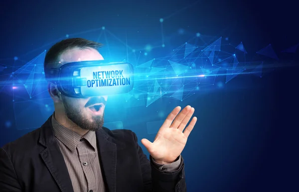 Podnikatel Prohlíží Brýle Virtual Reality Nápisem Optimalizace Sítě Koncept Kybernetické — Stock fotografie