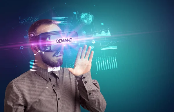 Hombre Negocios Mirando Través Gafas Realidad Virtual Con Inscripción Demand — Foto de Stock