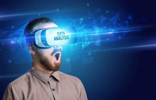 Affärsman Tittar Igenom Virtual Reality Glasögon Med Data Analysis Inskription — Stockfoto