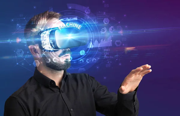 Zakenman Zoek Door Virtual Reality Bril Met Machine Inscriptie Innovatieve — Stockfoto