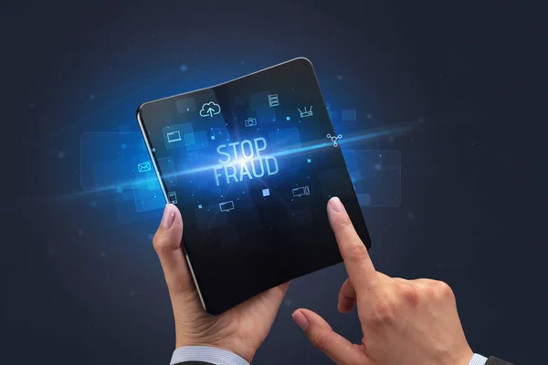Επιχειρηματίας Κρατώντας Ένα Αναδιπλούμενο Smartphone Επιγραφή Stop Fraud Έννοια Της — Φωτογραφία Αρχείου