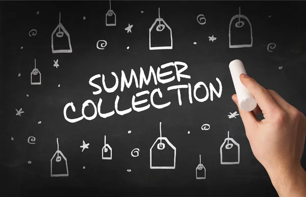 手描きブラックボード上の白いチョークで夏のコレクションの碑文 オンラインショッピングコンセプト — ストック写真