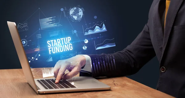 Üzletember Dolgozik Laptop Startup Funding Felirat Üzleti Koncepció — Stock Fotó